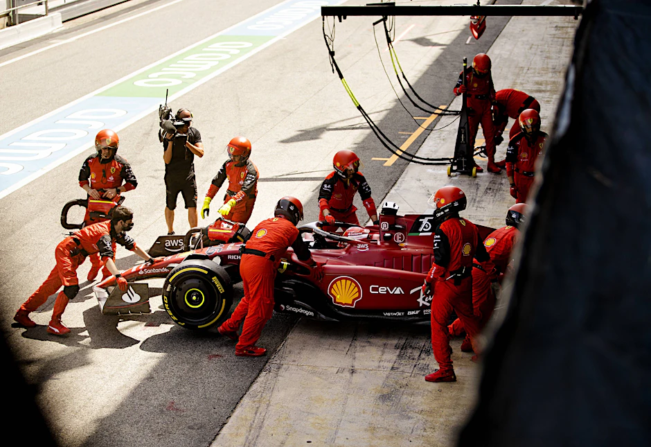 Ab in die Box, Rennen vorbei. Charles Leclercs Ferrari streikte in der 27. Runde.