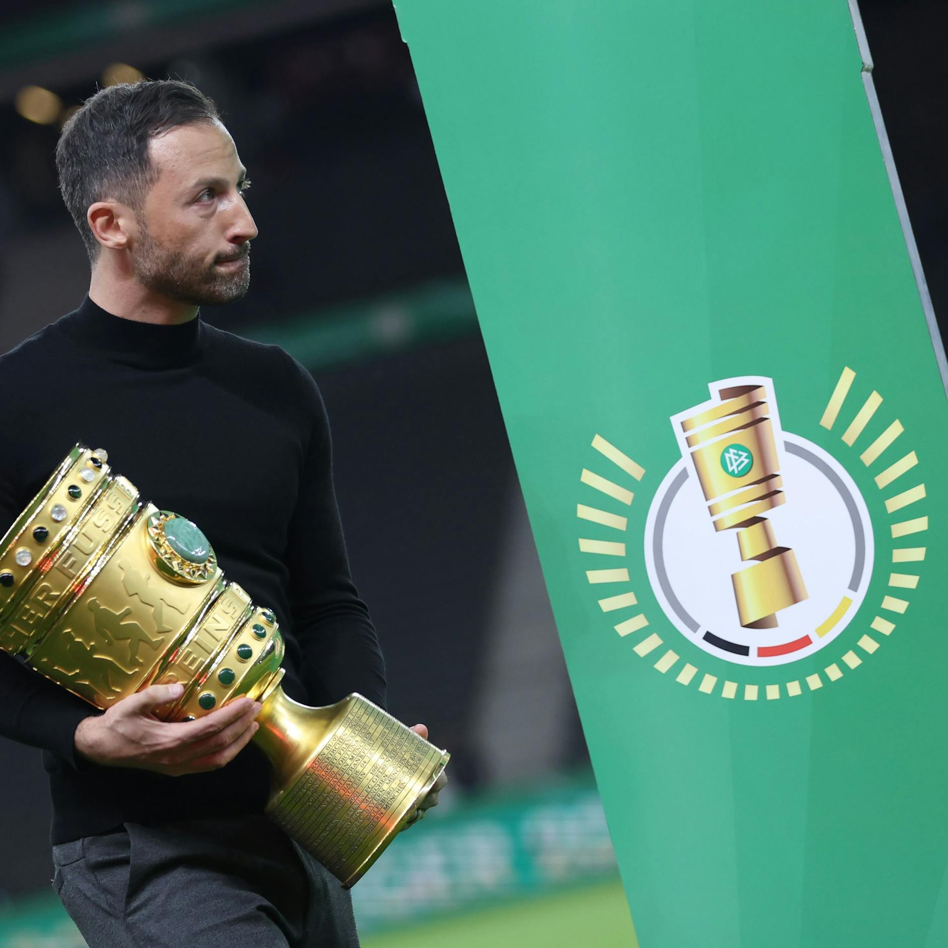 Domenico Tedesco mit dem Pott in der Hand.