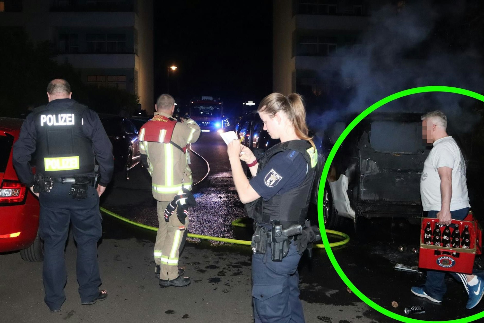 Während sein Auto in Flammen aufgeht, rettet dieser Autofahrer und Bierliebhaber seine Getränkekisten aus dem Wrack.