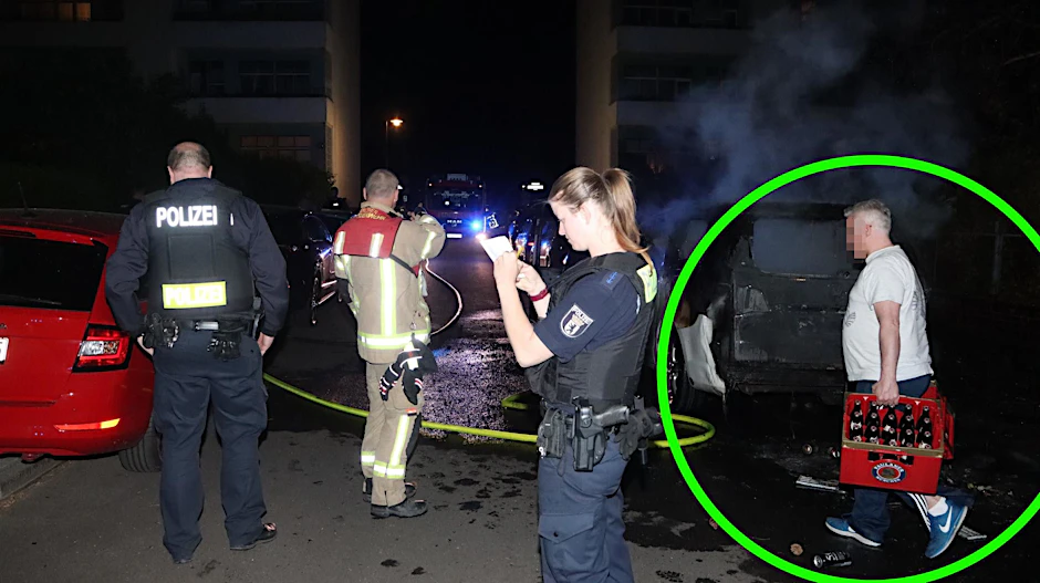 Während sein Auto in Flammen aufgeht, rettet dieser Autofahrer und Bierliebhaber seine Getränkekisten aus dem Wrack.