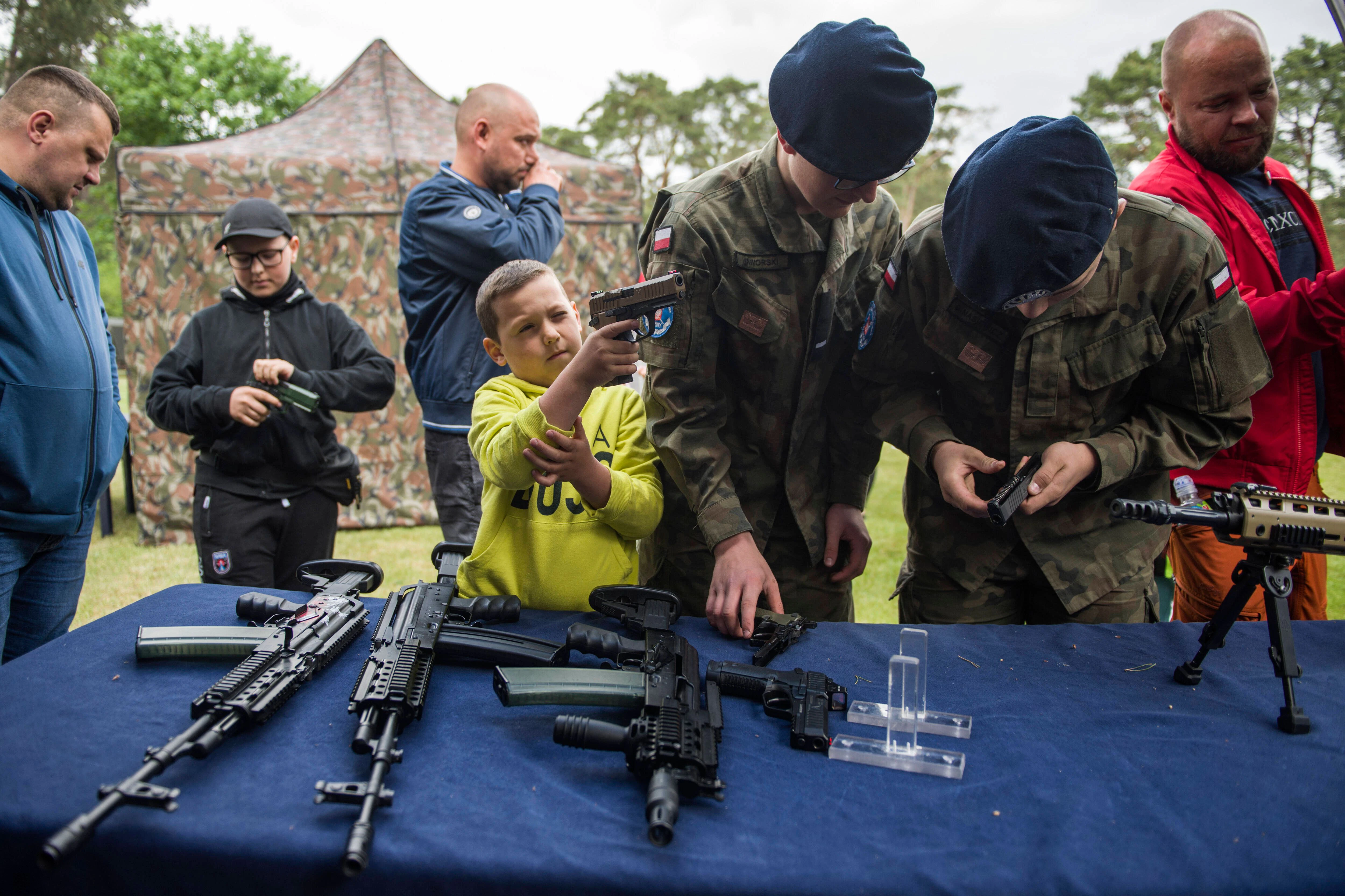 Angesichts der russischen Bedrohung will Ukraines Nachbarland Polen seine Armee massiv vergrößern. Auf diesem Armee-"Picknick" können auch Kinder mit echten Waffen spielen.