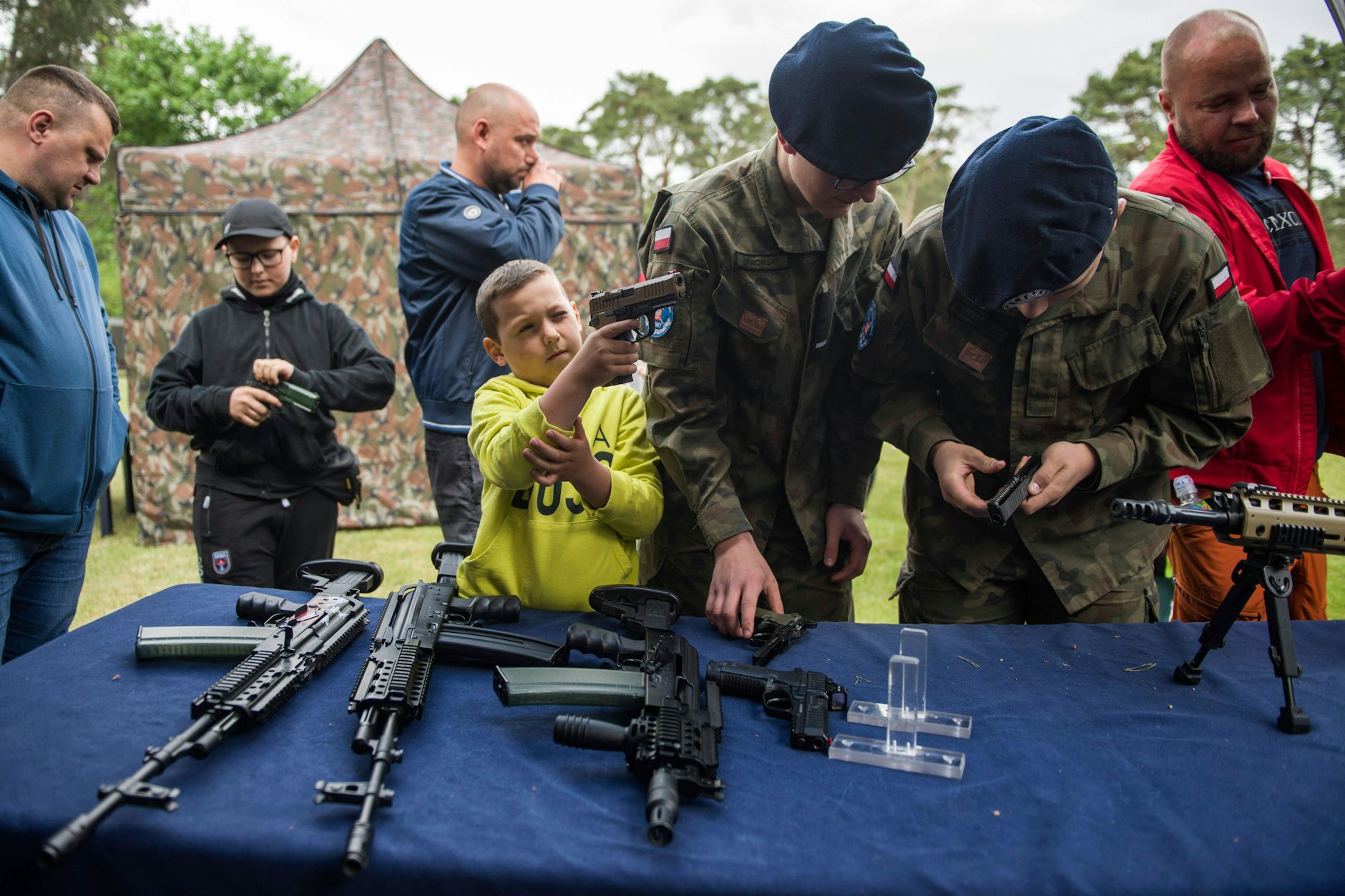 Angesichts der russischen Bedrohung will Ukraines Nachbarland Polen seine Armee massiv vergrößern. Auf diesem Armee-"Picknick" können auch Kinder mit echten Waffen spielen.