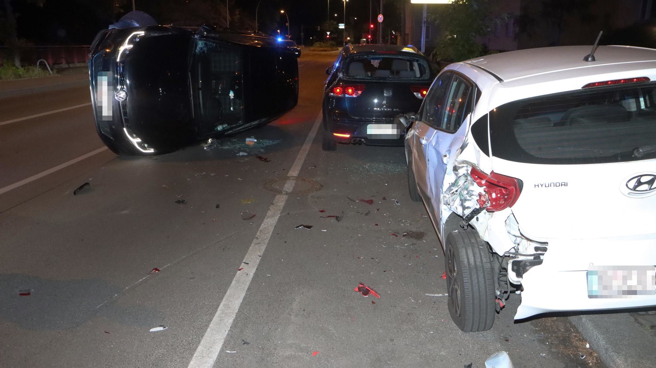 Berlin-Baumschulenweg: Raser-Golf hebt ab, schrottet parkende Autos und landet auf der Seite