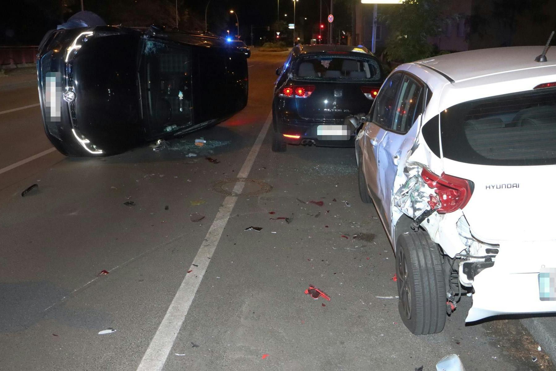 Der Raser-Golf landete auf der Seite, die parkenden Autos wurden demoliert.