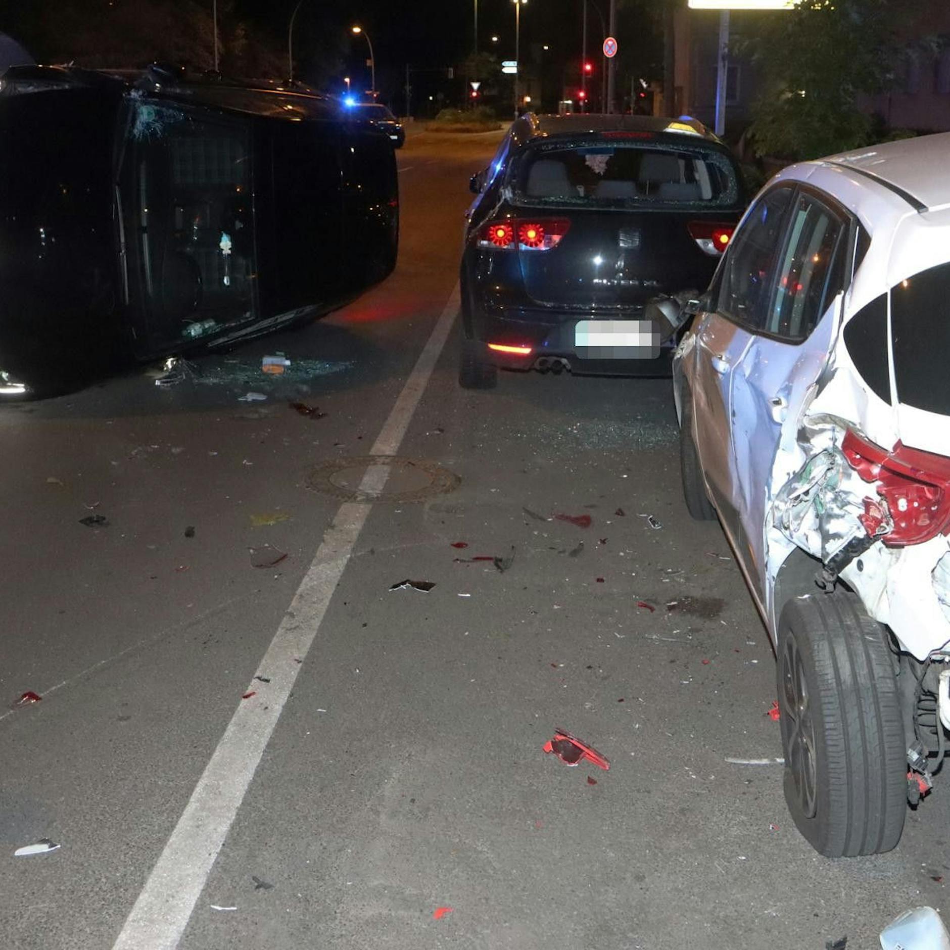 Berlin-Baumschulenweg: Raser-Golf hebt ab, schrottet parkende Autos und landet auf der Seite