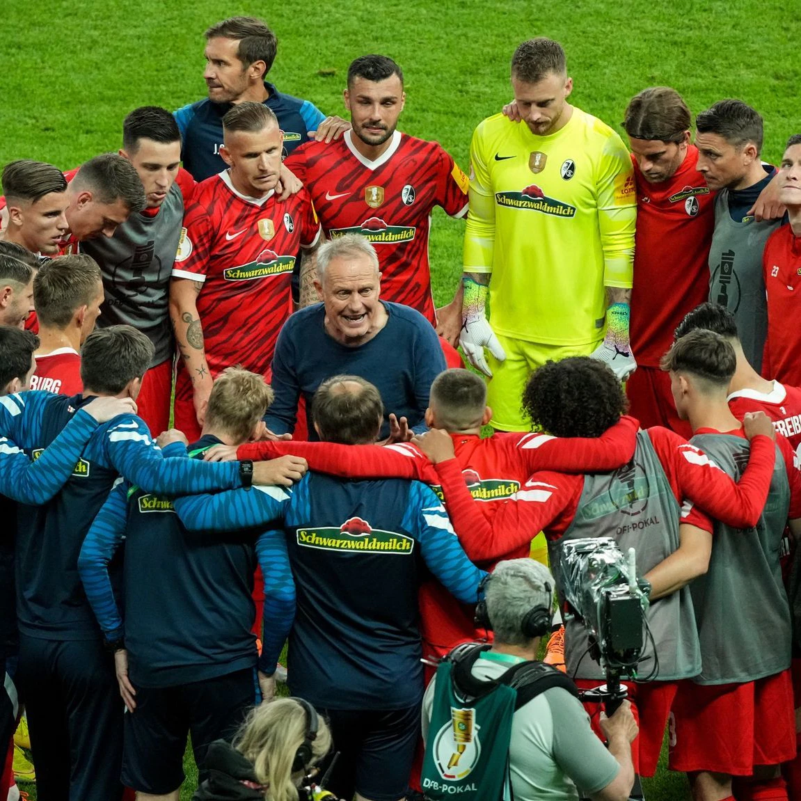 Im Mittelpunkt:&nbsp;Freiburg-Coach Christian Streich schwört sein Team ein.
