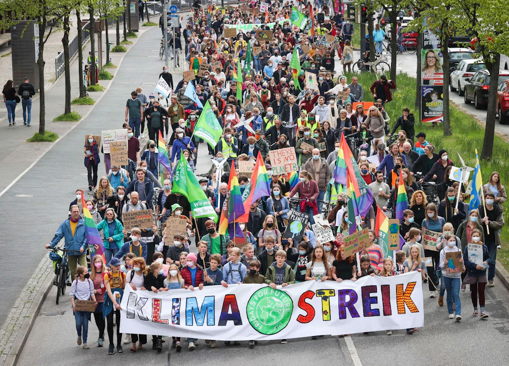 Verdacht gegen Fridays for Future: Staatsschutz-Razzia bei „halb nackter“ Klimaaktivistin (15)