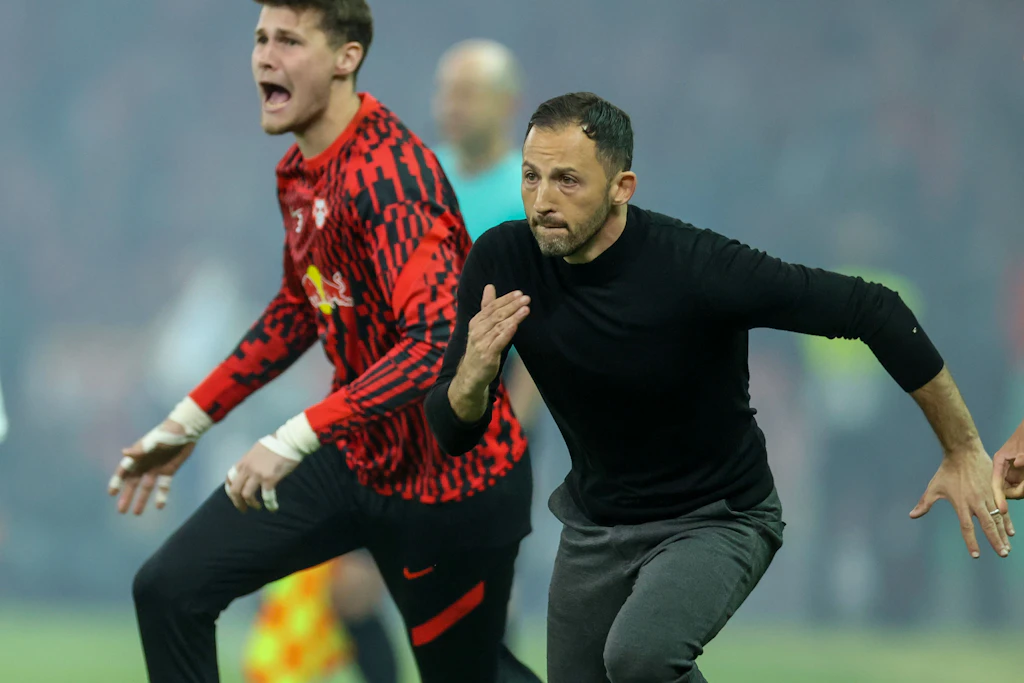 RB Leipzig feiert Pokalsieg, aber Trainer Domenico Tedesco ist auf den SC Freiburg sauer: „Da war purer Hass“