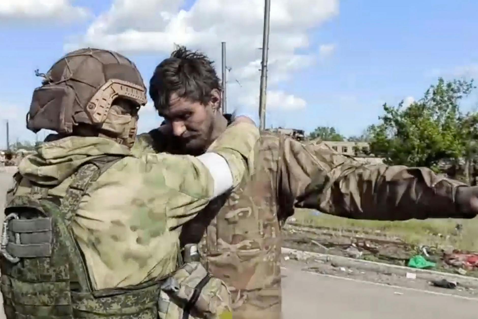 Mariupol: Ein ukrainischer Gefangener wird durchsucht.