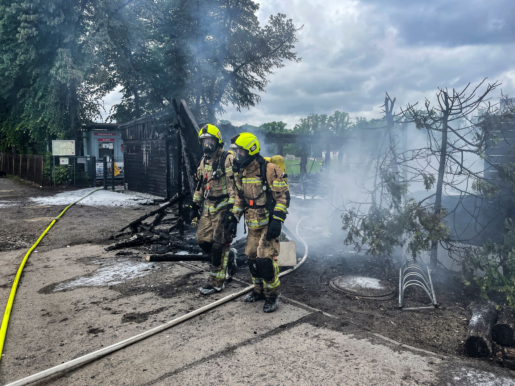 Image - Update! Festnahme nach Feuer auf Sportgelände in Berlin-Köpenick: 120 Feuerwehrleute verhindern Übergreifen der Flammen auf Vattenfall-Öltank