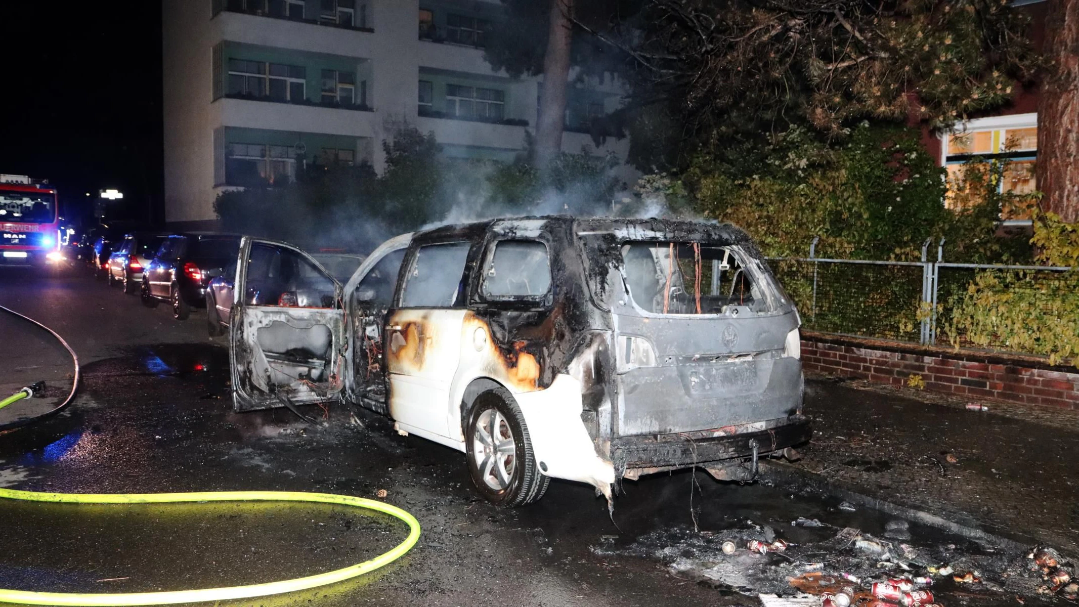 Mehr blieb von dem ausgebrannten Fahrzeug nicht übrig.