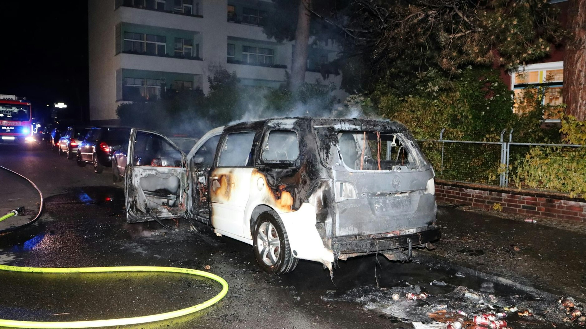 Mehr blieb von dem ausgebrannten Fahrzeug nicht übrig.