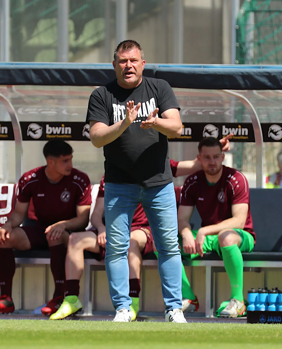 War am Sonnabend auf Spionagetour in Oldenburg: BFC-Trainer Christian Benbennek.