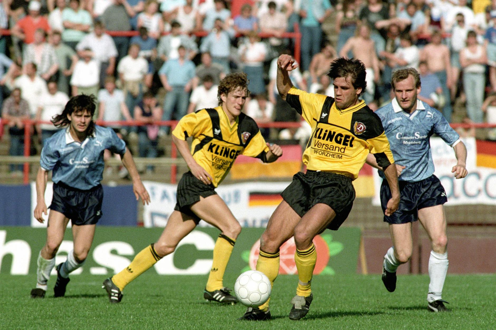 Dresdens Ulf Kirsten bei einem Kick gegen den 1. FC Magdeburg.