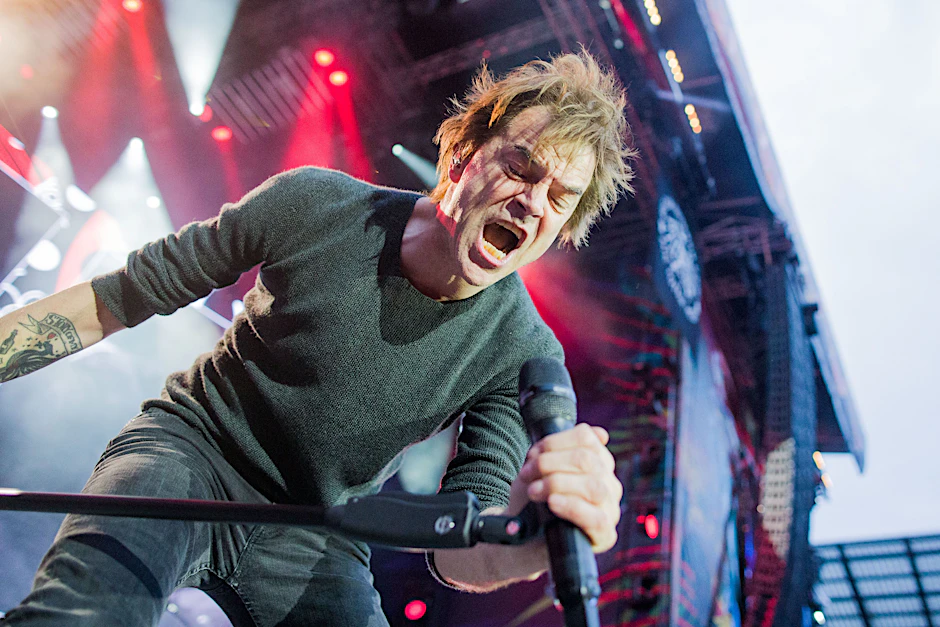 Campino, Sänger der Band Die Toten Hosen, steht während eines Konzerts auf der Bühne.