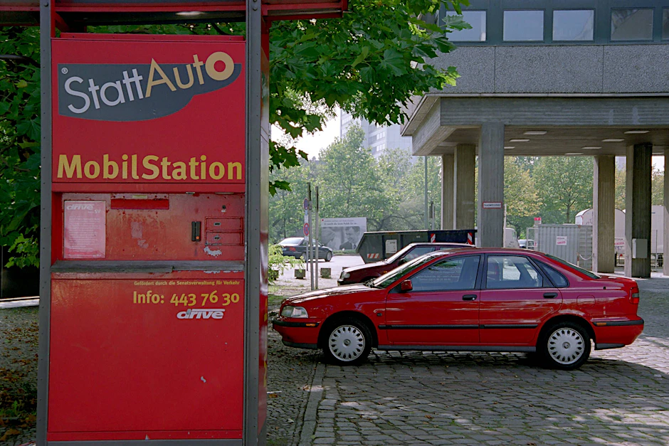 Eine Station von StattAuto im September 2001 im vertrauten Rot-Gelb. Eigentlich hieß der Carsharing-Anbieter schon Drive, aber umlackieren kostet.