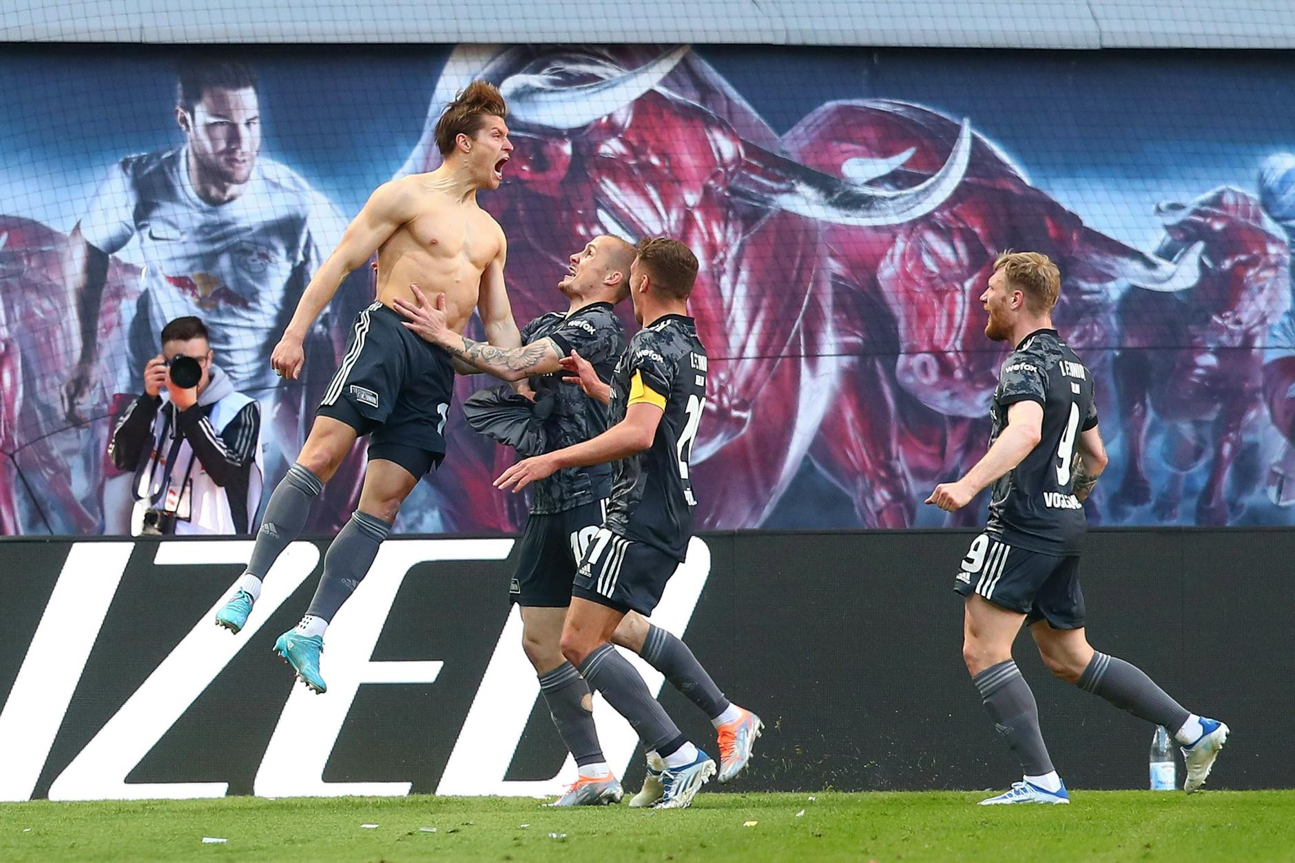 Völlig losgelöst: Unions Kevin Behrens zieht blank und feiert den Siegtreffer beim 2:1 in Leipzig. Jetzt wurde diese Bude zum Tor des Monats April gewählt.