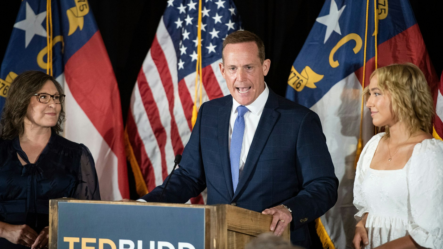 Ted Budd, republikanischer Kandidat für den US-Senat, spricht während einer Wahlbeobachtungsparty am Dienstag, den 17. Mai 2022, in Bermuda Run, N.C.