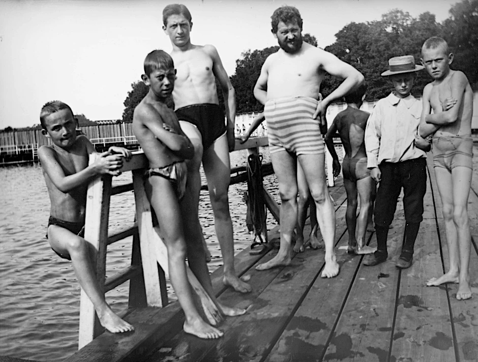 Heinrich Zille (mit gestreifter Badehose) im Kreis unbekannter männlicher Badender, wahrscheinlich im August 1901.