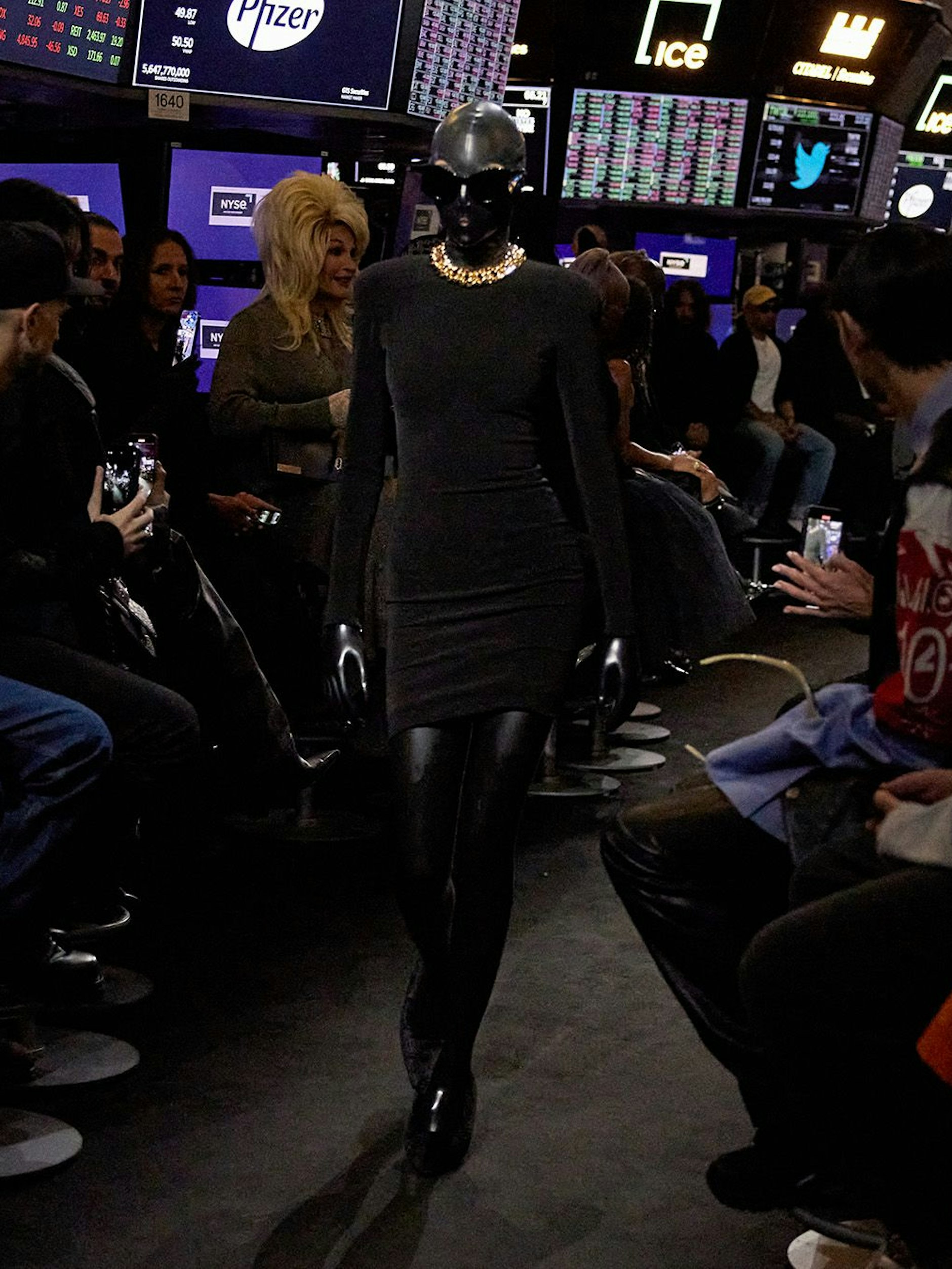 Die Balenciaga-Modenschau ist nicht die erste der Geschichte, bei der die Models im Fetisch-Stil maskiert sind. In der Vergangenheit sah man das schon bei Walter van Beirendonck, Jean Paul Gaultier oder Alexander McQueen.