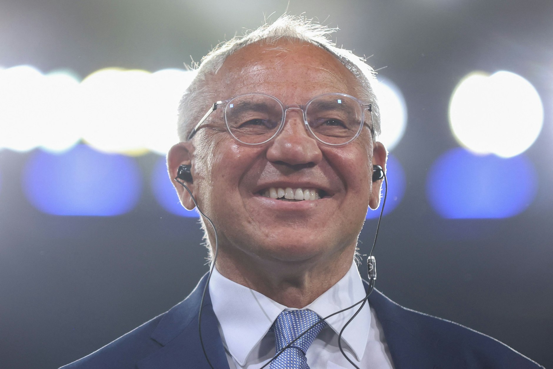 Herthas Trainer Felix Magath hat einfach das Siegerlächeln. Nach der erfolgreichen Rettungsmission strahlt der Coach.