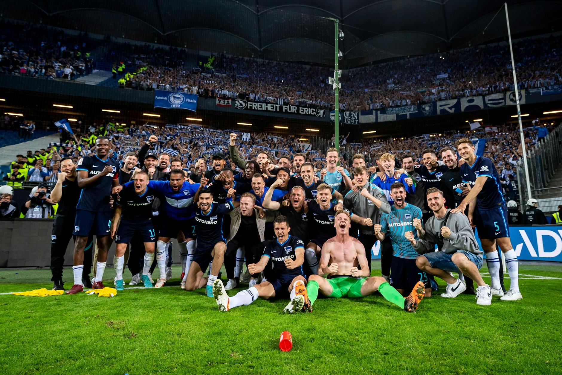 Die Profis von Hertha BSC feiern in Hamburg mit ihren Fans den Klassenerhalt.