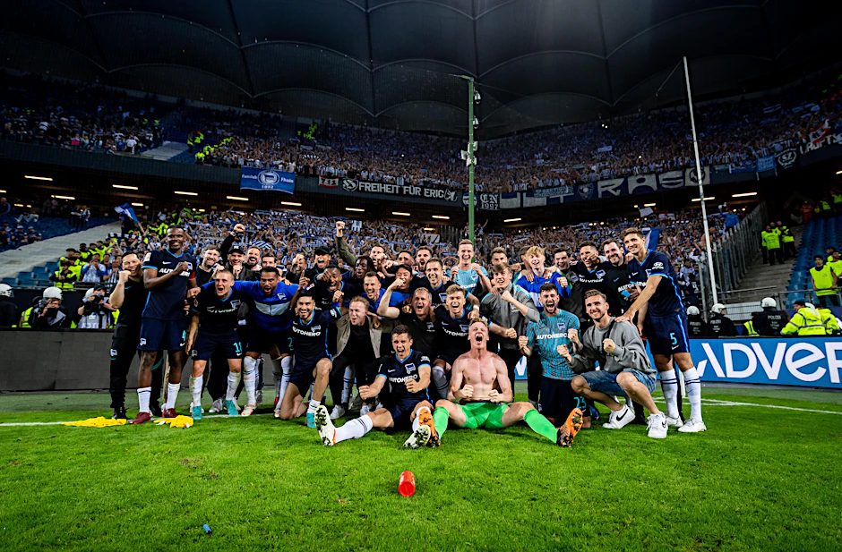 Die Profis von Hertha BSC feiern in Hamburg mit ihren Fans den Klassenerhalt.