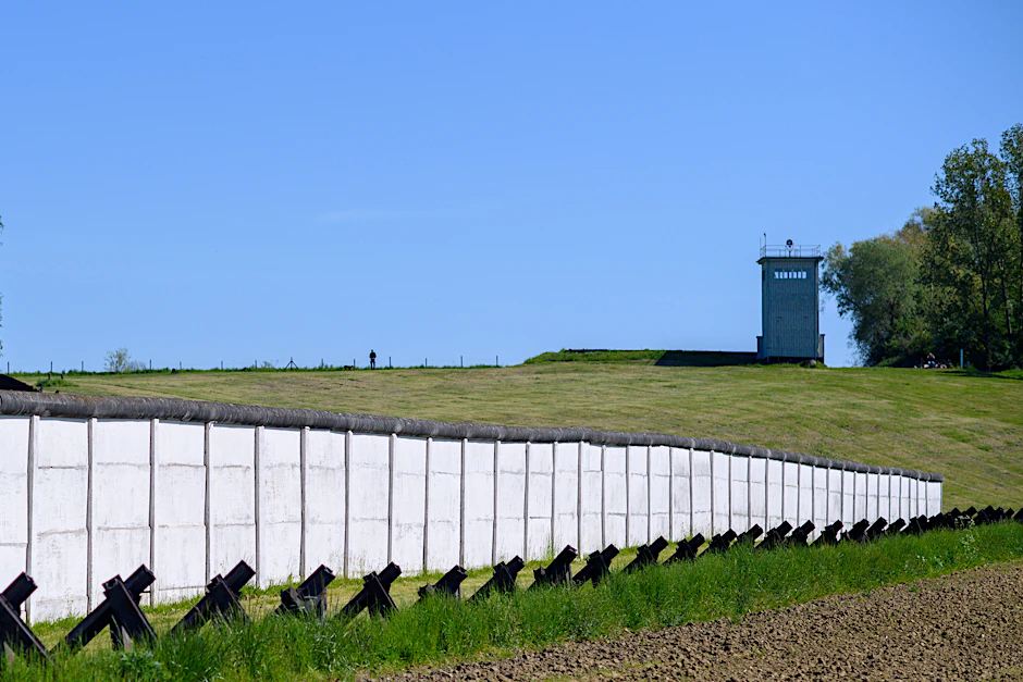Hötensleben in Sachsen-Anhalt: Der ehemalige Turm der Führungsstelle oberhalb der alten Grenzmauer und den Kraftfahrzeughöckern. Die Bauwerke gehören heute zum „Grenzdenkmal Hötensleben“.