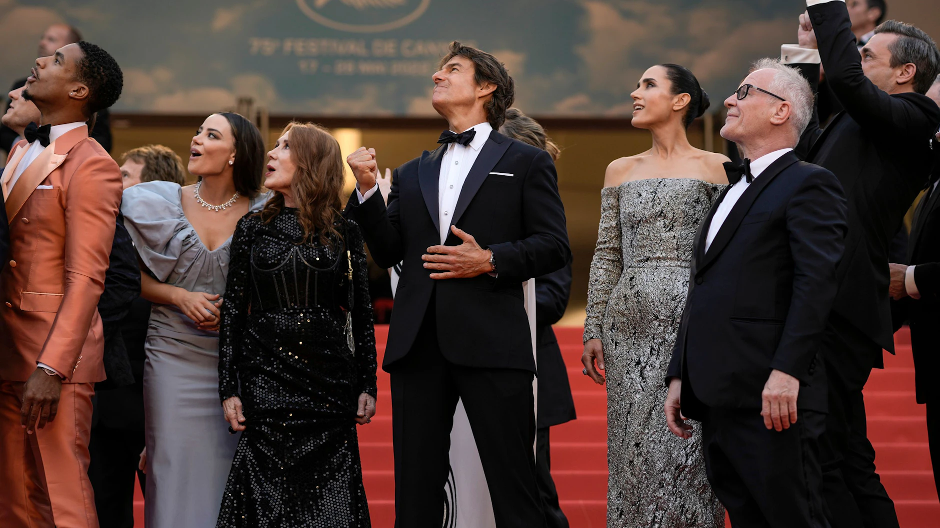 Musste das sein? Tom Cruise freut sich bei der Premiere von „Top Gun: Maverick“ über die Kampfjets am Himmel.