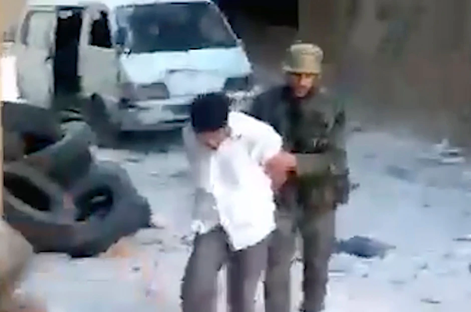 Das Schreckens-Video zeigt, wie ein Mann mit verbundenen Augen 2013 in Damaskus abgeführt. Später ist zu sehen, wie er und andere Männer erschossen werden.