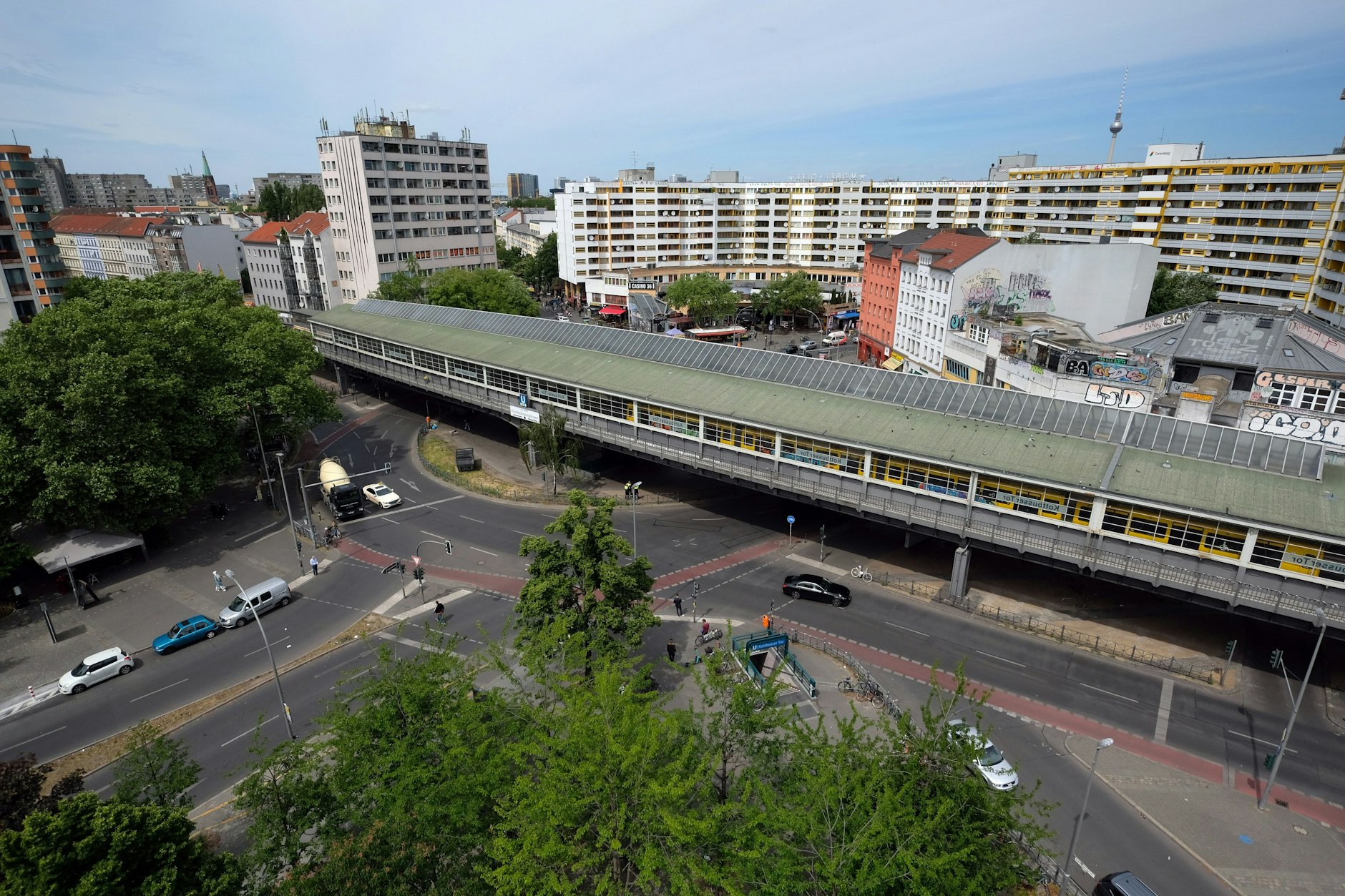 Der Kreisel am Kottbusser Tor aus der Vogelperspektive. Die U-Bahn-Trasse kreuzt überirdisch.
