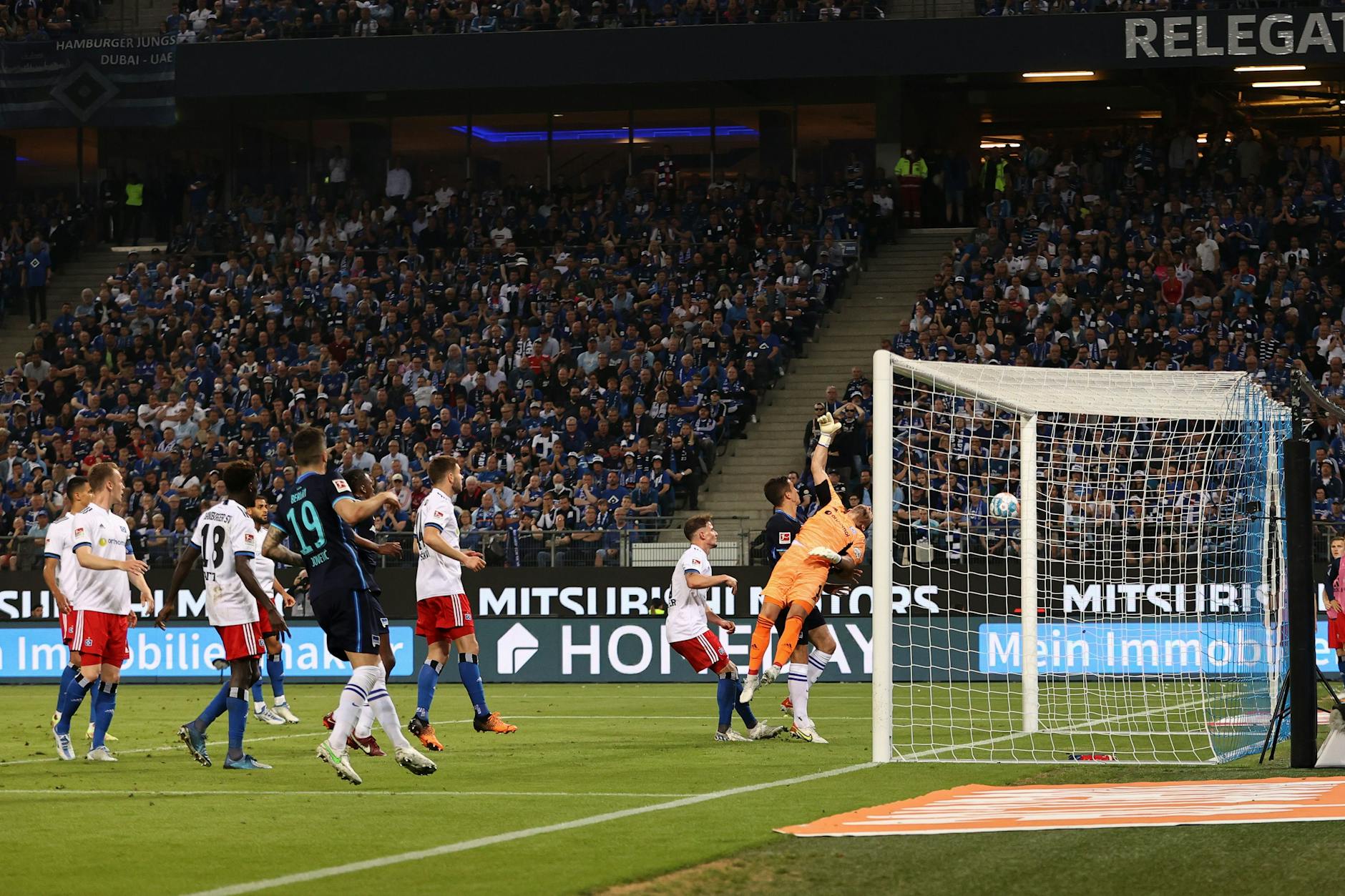 Das Tor zum Klassenerhalt. Der Freistoß von Marvin Plattenhardt segelt über HSV-Torwart Heuer Fernandez in lange Eck.