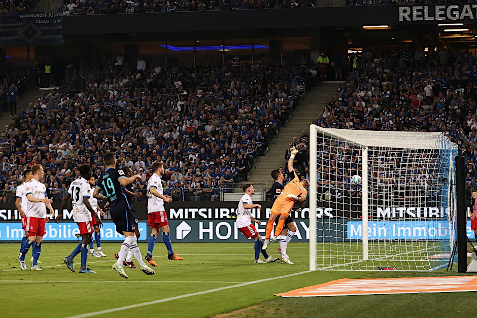 Das Tor zum Klassenerhalt. Der Freistoß von Marvin Plattenhardt segelt über HSV-Torwart Heuer Fernandez in lange Eck.