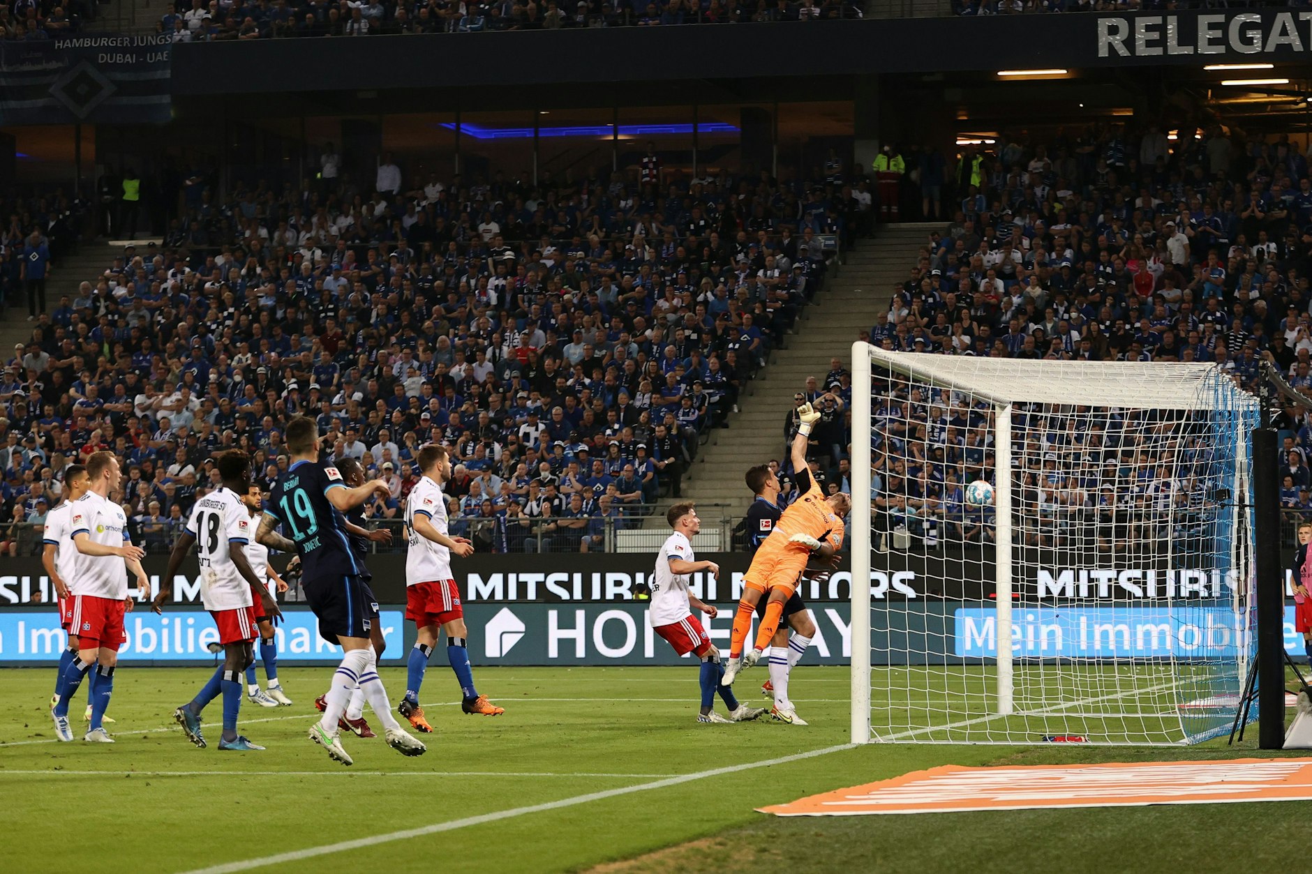 Das Tor zum Klassenerhalt. Der Freistoß von Marvin Plattenhardt segelt über HSV-Torwart Heuer Fernandez in lange Eck.