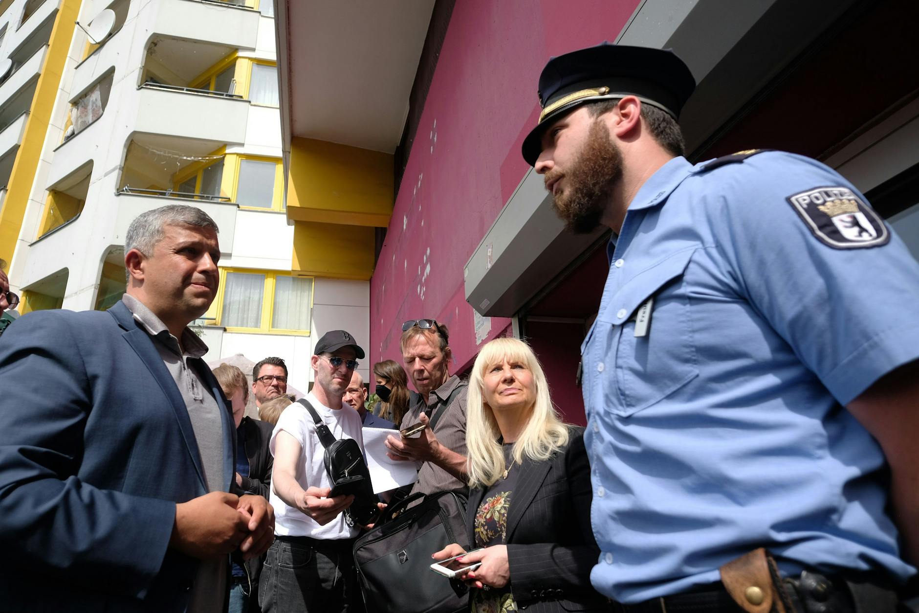 Innensenatorin Spranger (SPD) und SPD-Fraktionschef Raed Saleh auf der Brücke des NKZ am Kotti