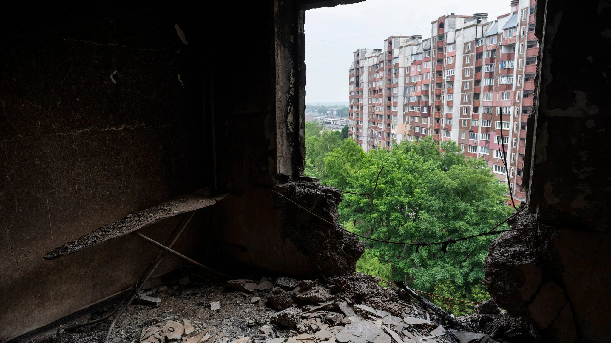 Blick aus einer durch russischen Beschuss zerstörten Wohnung in Charkiw. 