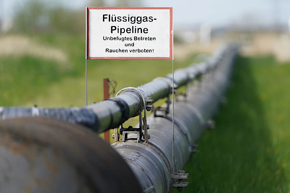 Schleswig-Holstein, Brunsbüttel: Blick auf eine Flüssiggas-Pipeline.