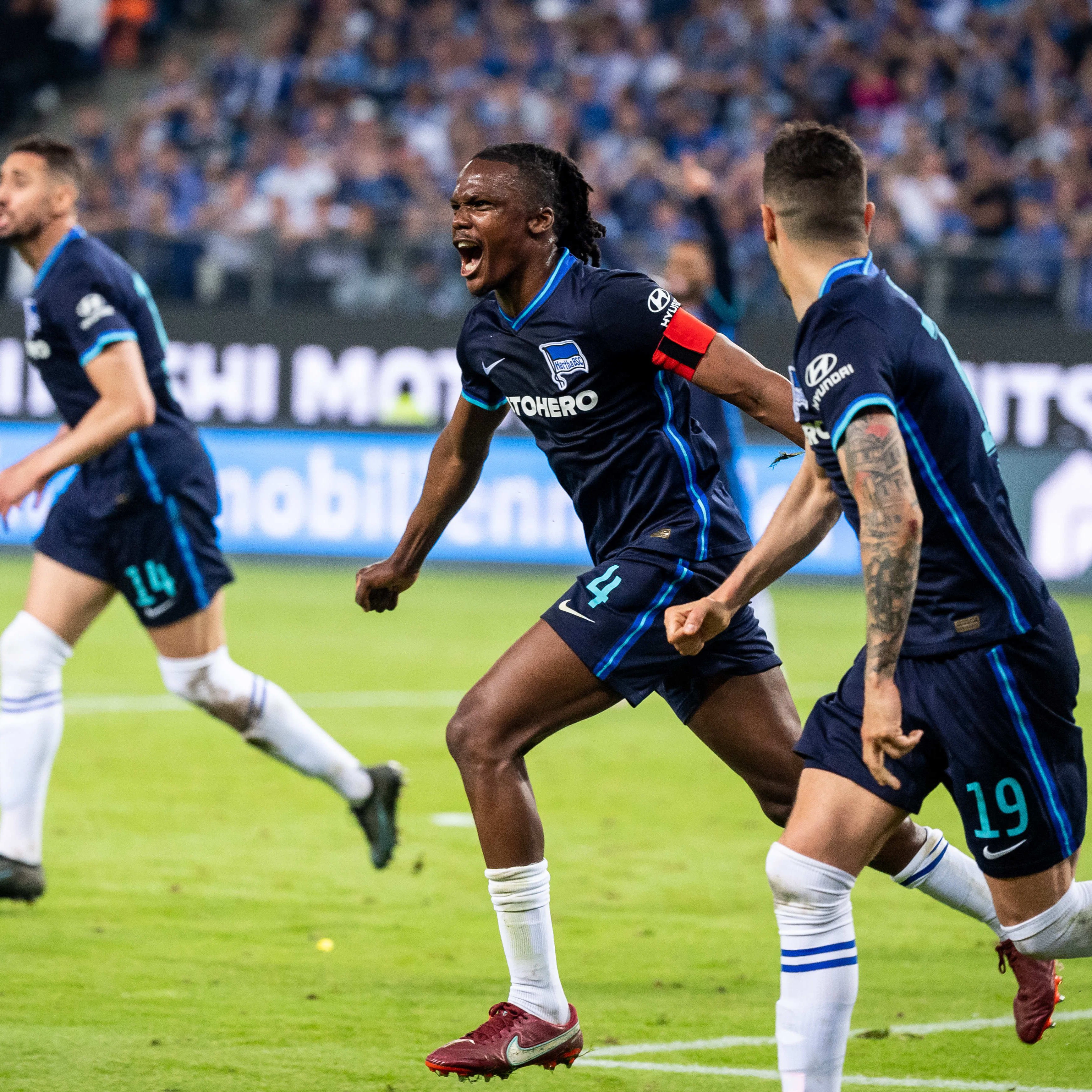 Herthas Kapitän Dedryck Boyata schreit seine Freude heraus. Nach nur vier Minuten köpfte er das 1:0.