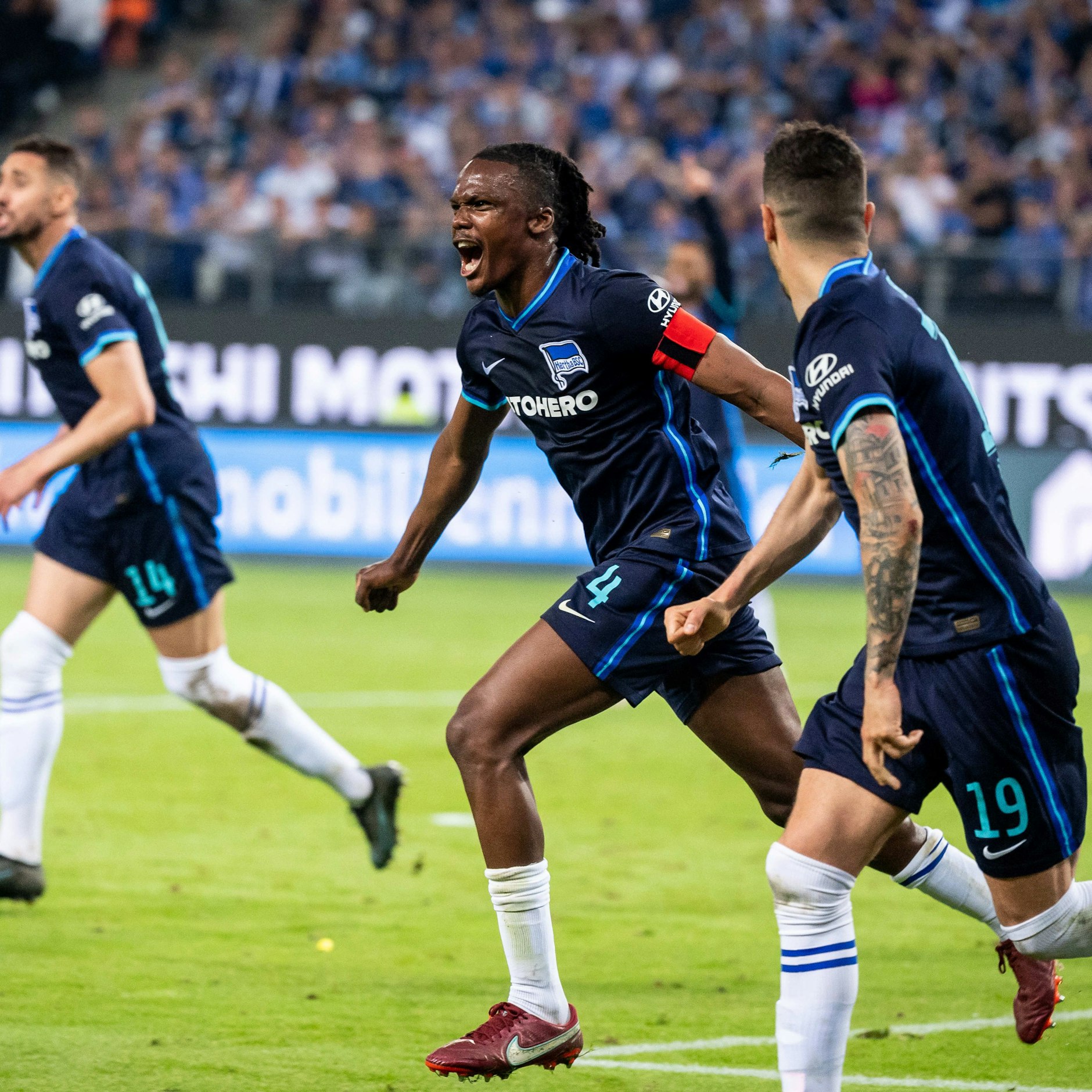 Herthas Kapitän Dedryck Boyata schreit seine Freude heraus. Nach nur vier Minuten köpfte er das 1:0.