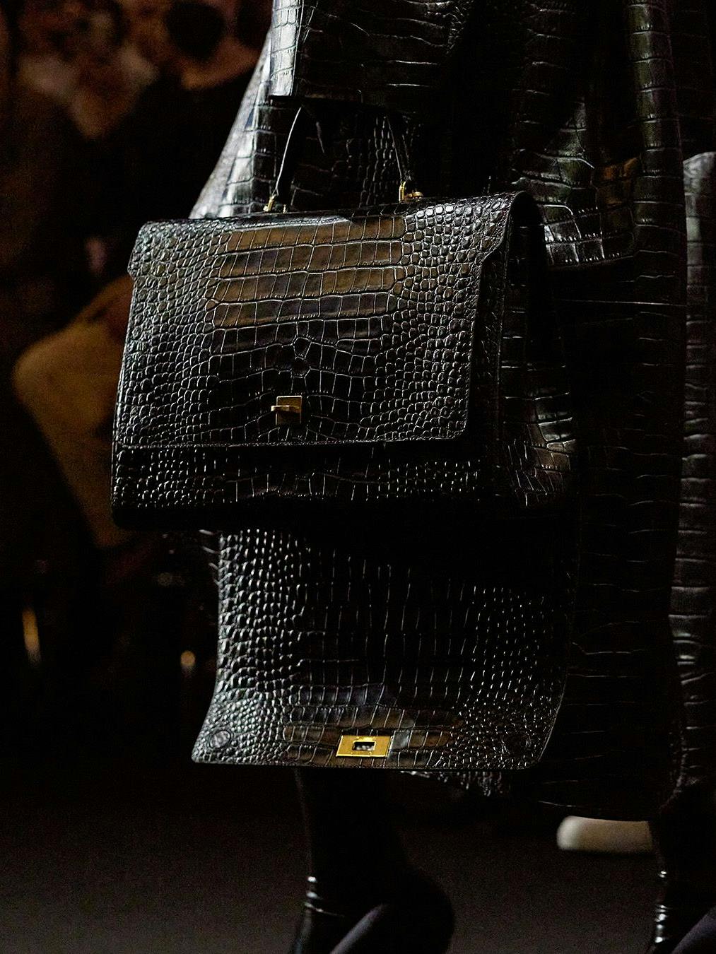 Diese Balenciaga-Tasche öffnet sich nach unten. Das Modell gehört zur „Money Bag line“.