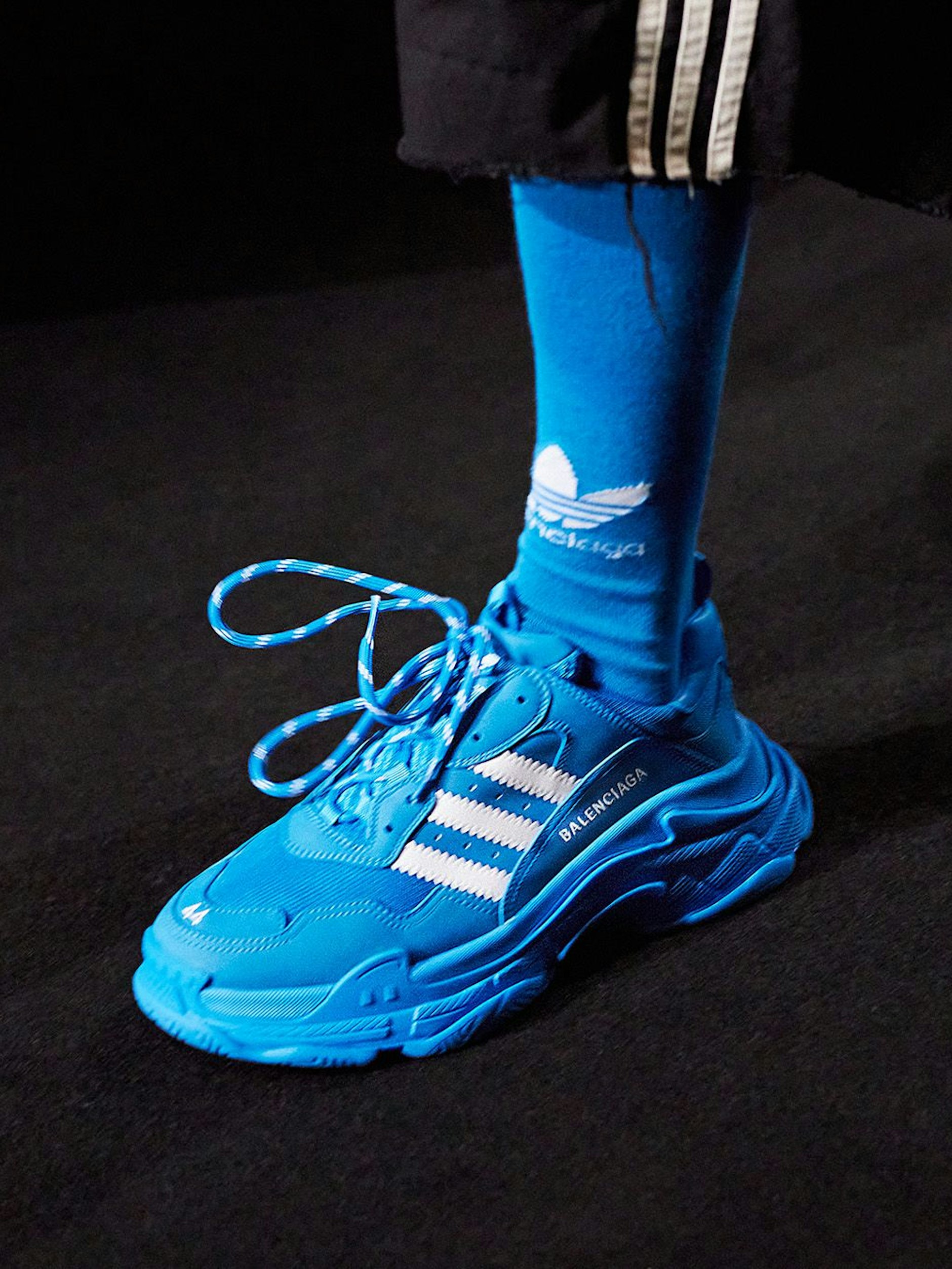 Dass eine Kollektion gezeigt wird, die man sofort nach der Show kaufen kann, ist ungewöhnlich: Die Balenciaga-Adidas-Sneaker kosten 850 Euro.