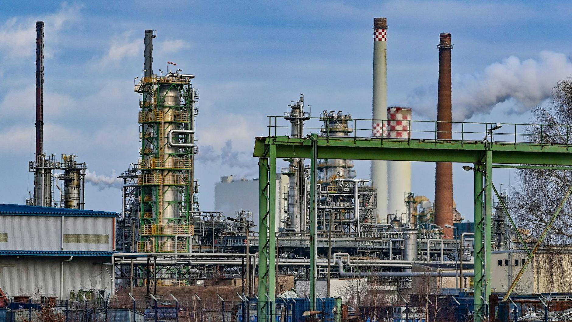 Industrieanlagen auf dem Gelände der PCK-Raffinerie GmbH in Schwedt.