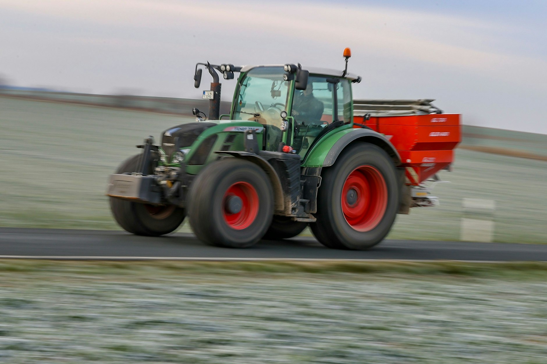 Des Bauern doppelte Teuer-Sorgen: Diesel für den Trecker und für den Dünger hinten drauf.