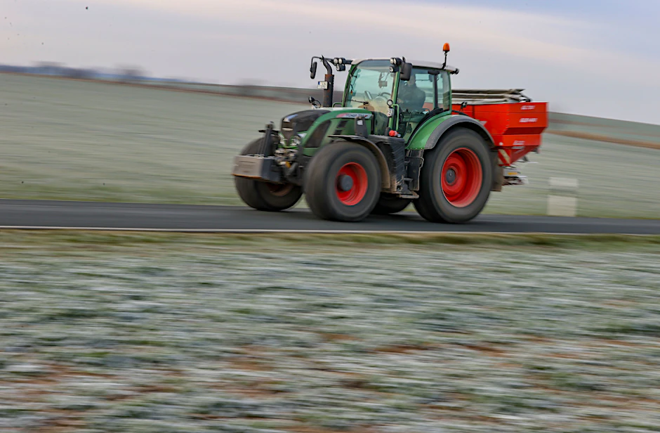Des Bauern doppelte Teuer-Sorgen: Diesel für den Trecker und für den Dünger hinten drauf.