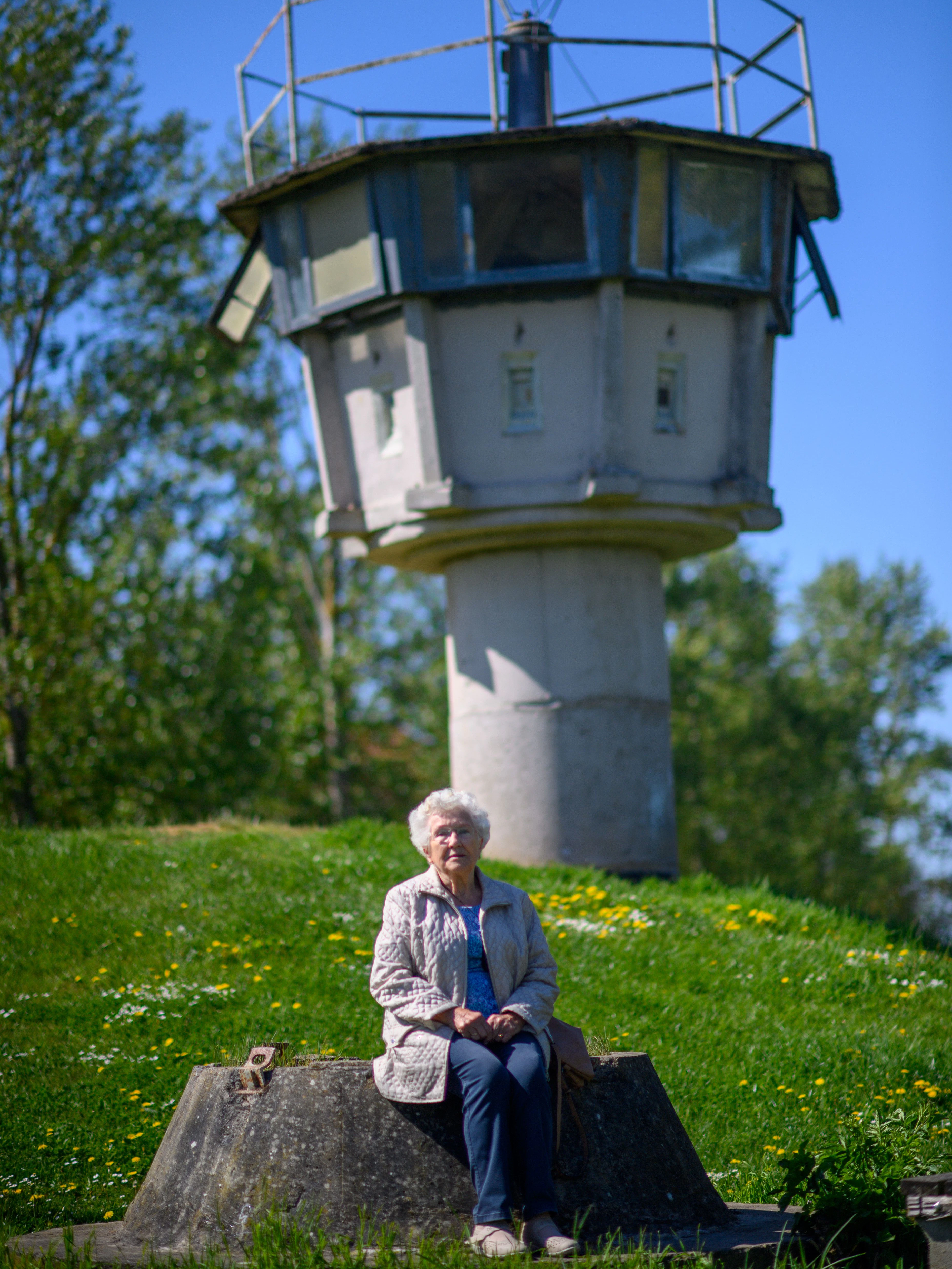 Gitta Kappe sitzt am „Grenzdenkmal Hötensleben“ vor einem ehemaligen Wachturm. Die Grenze wurde geschlossen, als Gitta Kappe gerade auf der für sie falschen Seite war.