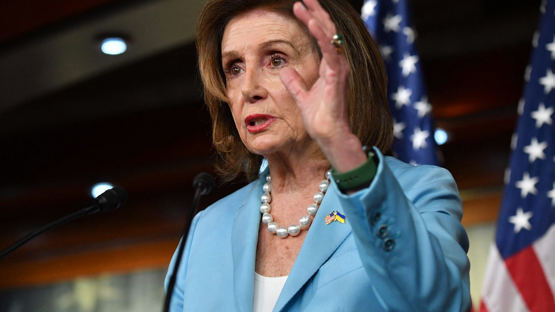 Die US-Demokratin im Repräsentantenhaus, Nancy Pelosi, spricht während ihrer wöchentlichen Pressekonferenz auf dem Capitol Hill in Washington, DC.