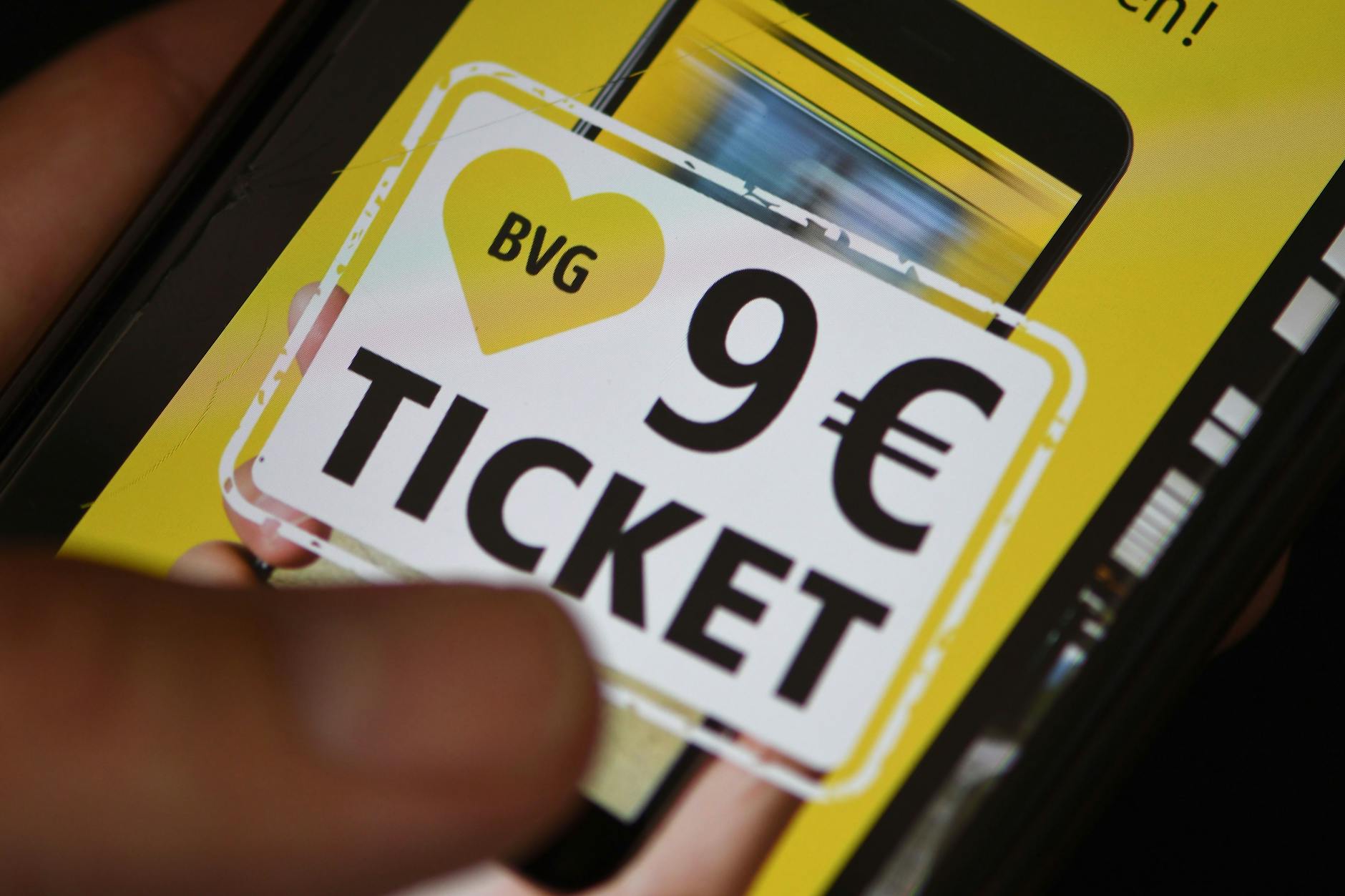 Per App, am Automaten oder am Verkaufsschalter, nicht nur bei der BVG: das Neun-Euro-Ticket