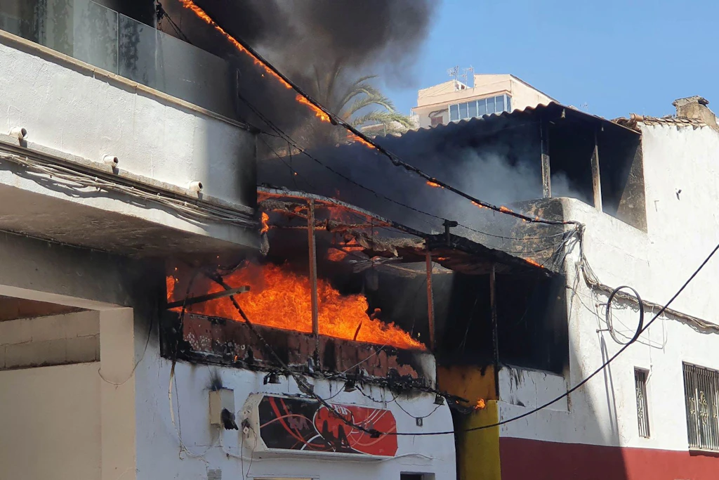 13 Deutsche auf Mallorca nach Brand in U-Haft: Ihnen droht Gefängnis
