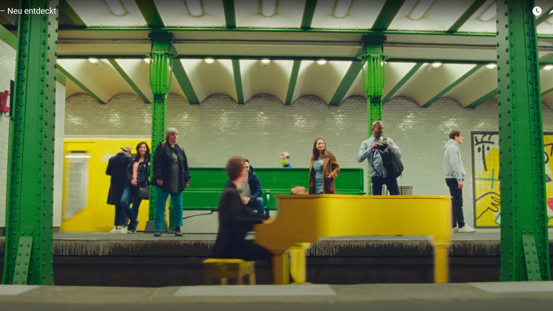 Im BVG-Video fährt ein Mann mit einem Klavier quer durch die Stadt.