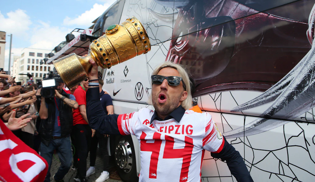 Siegesfeier: Leipzig-Spieler Kampl kippt Red Bull in den DFB-Pokal